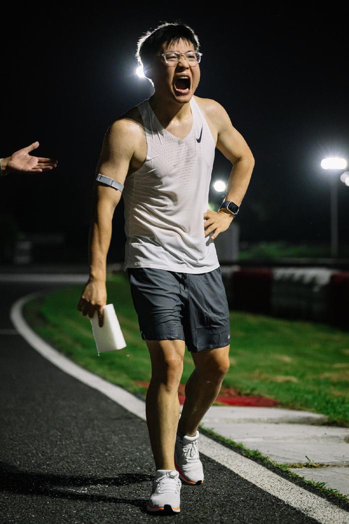 Uzi迎来五赛季高光表现，巴黎圣日耳曼球迷沸腾！的简单介绍
